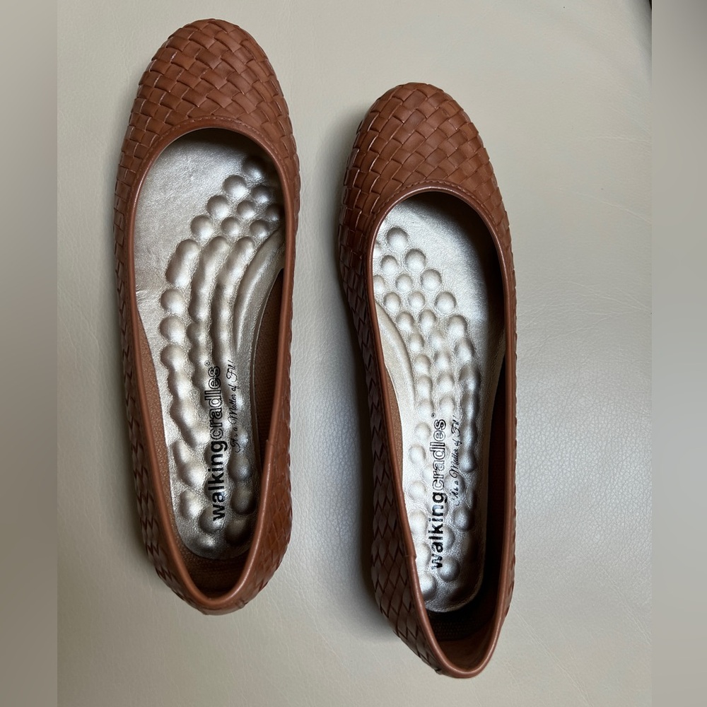 Walking Cradles Woven Leather Flats  7.5 M